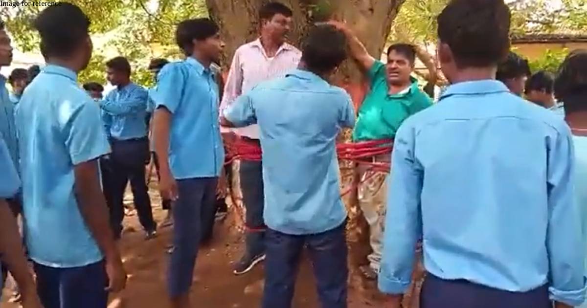 Students tie teachers to a tree, beat them over poor marks in Jharkhand's Dumka
